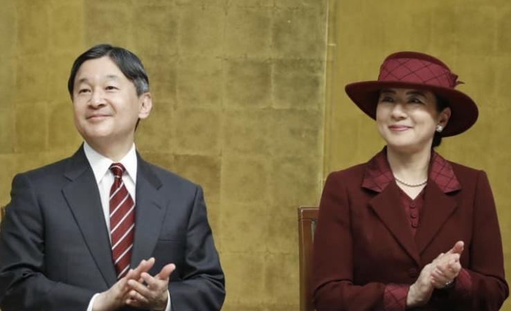 雅子皇后暗红色套装优雅亮相 宽檐礼帽贵气 与德仁情侣装有点甜 腾讯新闻