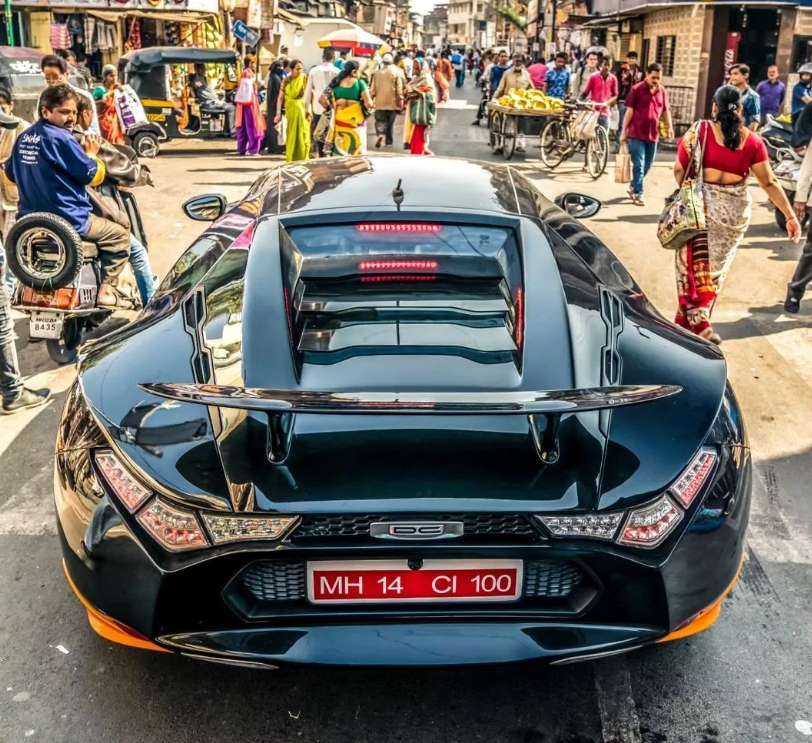 印度超跑上路,引当地人围观,造型远超国产美人豹!动力一般