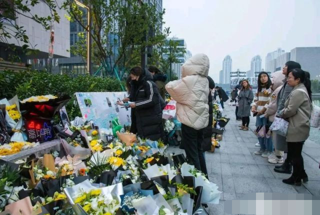 除夕夜高以翔墓前吊唁者人数剧增 祭品和花束多的难以摆放 腾讯新闻