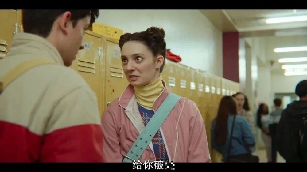 无法正视自己的需求,还患有轻度社交恐惧症;在第一季中,学院里