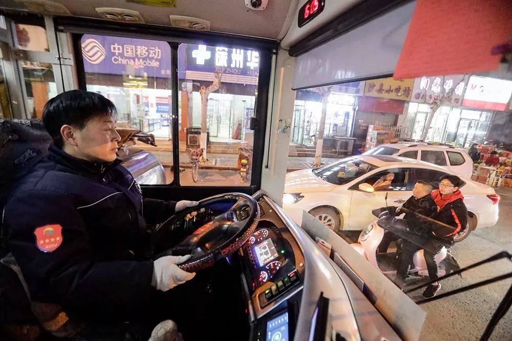 除夕爱上一群不回家的人14路公交司机韩杰12个年头的值守
