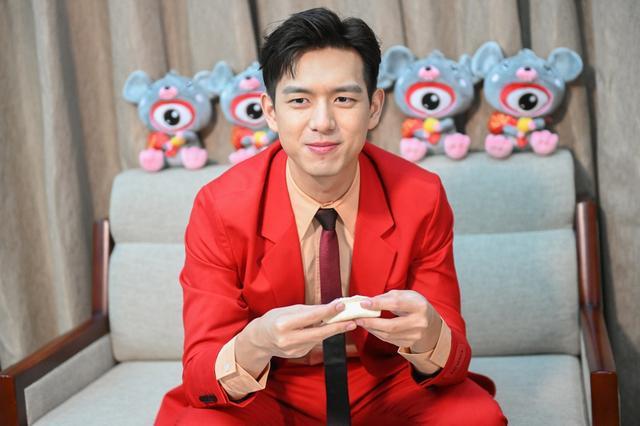 李现央视春晚之旅台上唱歌中规中矩台下为偶像周杰伦打call