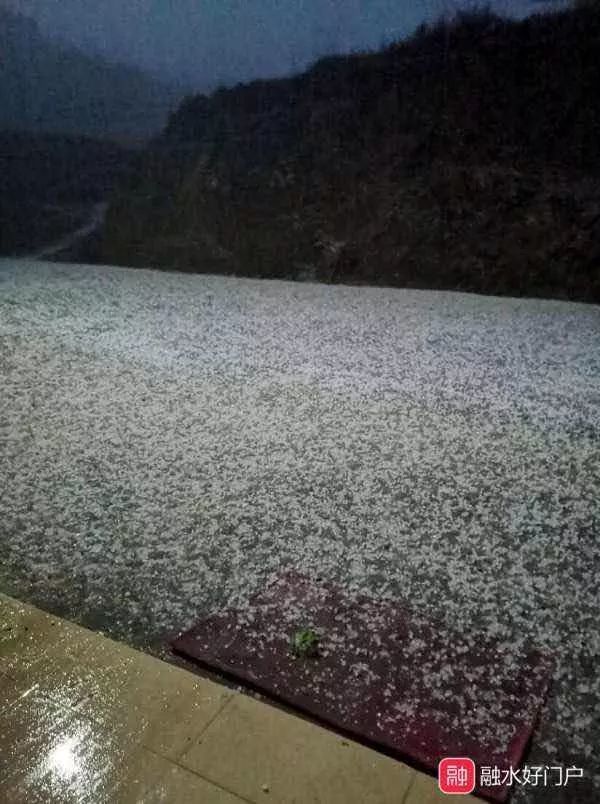 下冰雹了除夕夜柳州这里突降冰雹今天极可能继续下