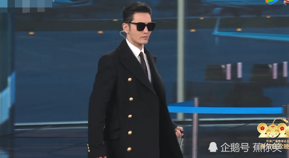 黄晓明金靖的小品获好评黑色大衣上热搜帅气的晓明哥再次回归