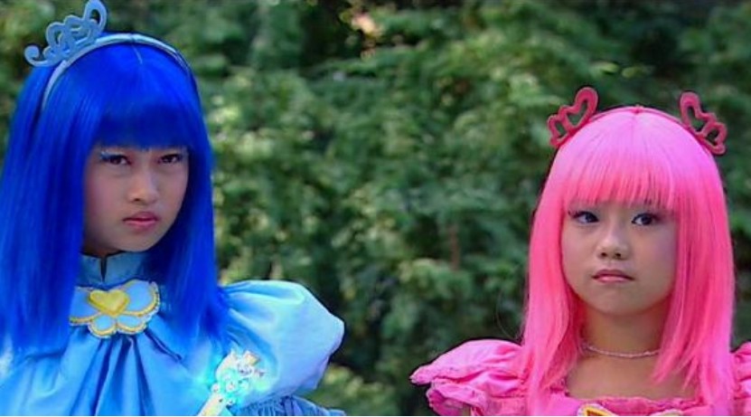 这部剧里面的石小龙是美琪美雪的同班同学,也是她们两人的好朋友,虽然