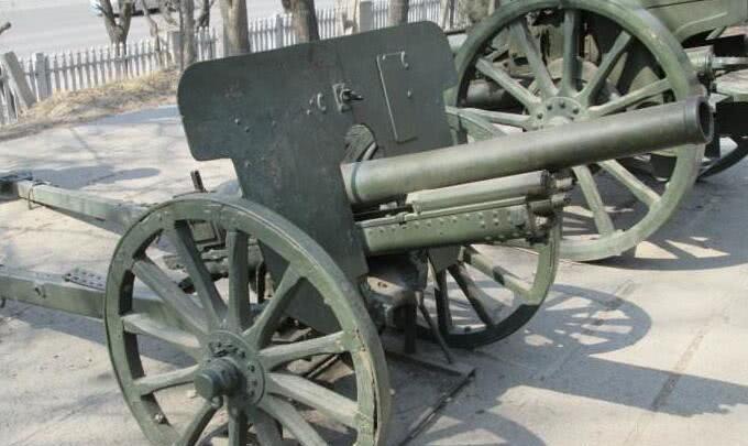 的日式武器,并仿照"亲训师"的模式,组建了装备日式山炮的"亲训炮团"