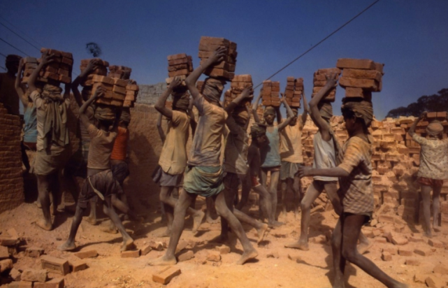 在印度雇佣童工一天才能挣20块太可怜了吧