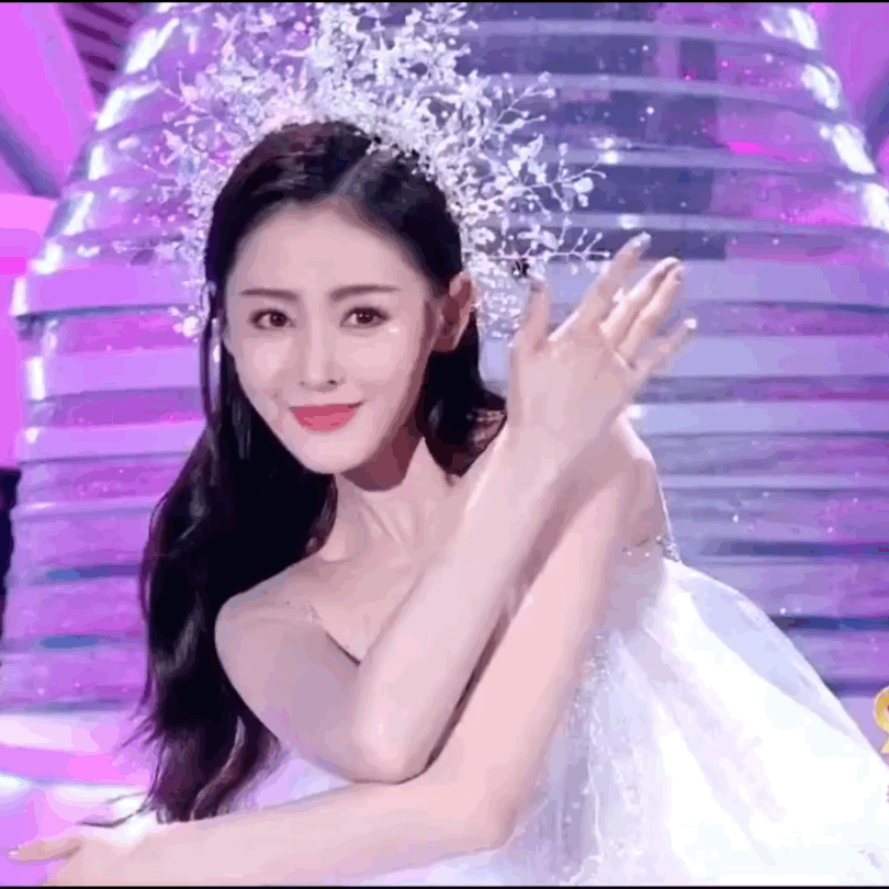 天爱春晚穿婚纱献舞,完美腰臀比例令人汗颜