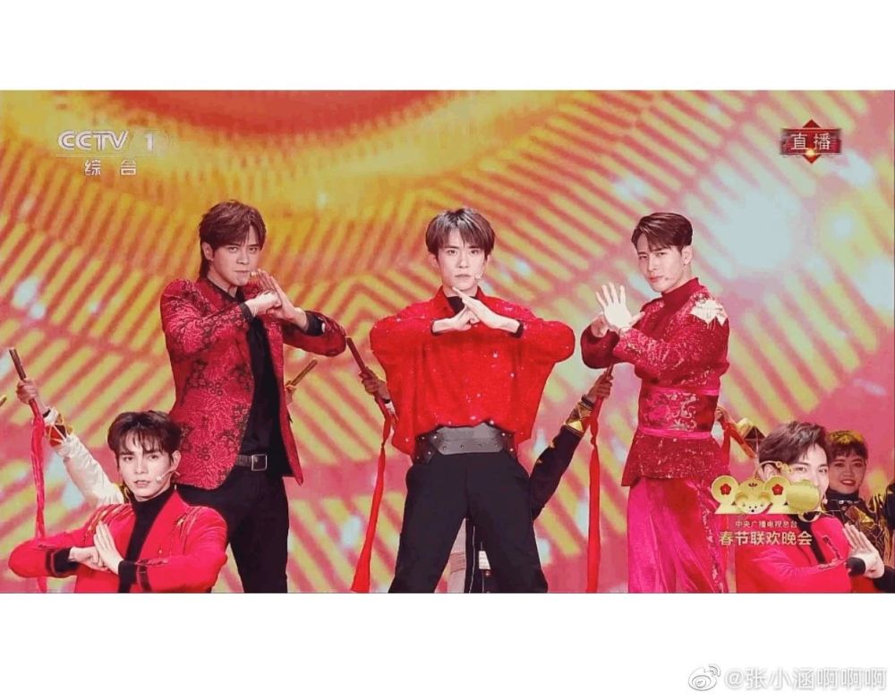 易烊千玺春晚表演征服观众,评价自己的舞蹈他说了两个字