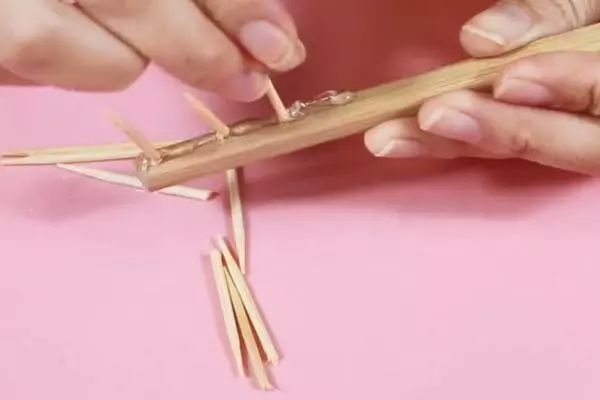 把牙签粘在筷子上,原来作用这么厉害,解决了家家户户大难题!