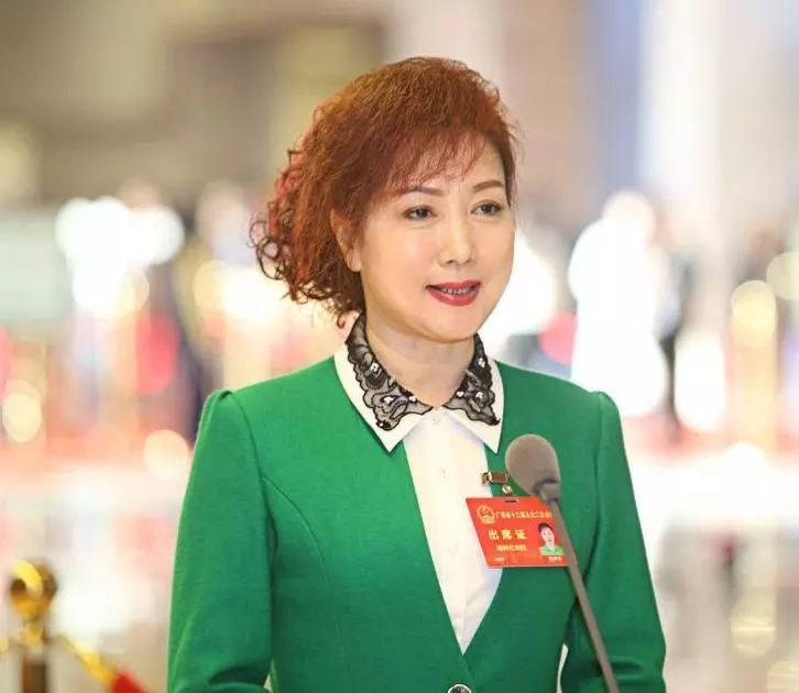 塑造了一系列潮丑人物形象,传承,表演潮剧独有的丑角溜梯功尤为出色