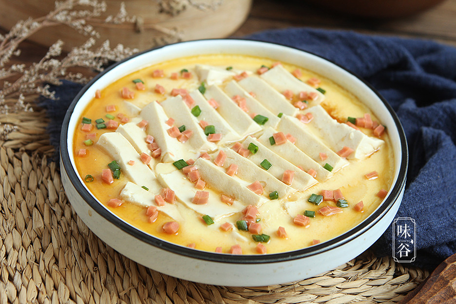 豆腐蒸鸡蛋羹【材料】:鸡蛋 3~5个,火腿肠 1根,嫩豆腐 1块,香葱 适量