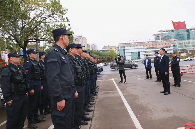 李新元到广场警务站慰问执勤民警辅警