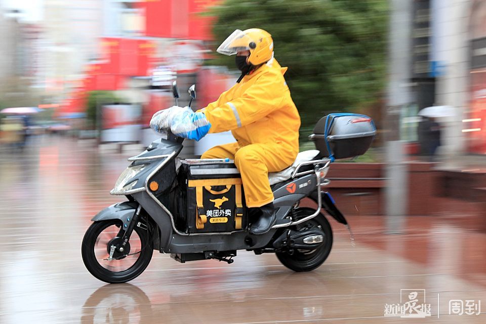 大年初一市民家里蹲,外卖小哥雨中忙送餐_腾讯新闻
