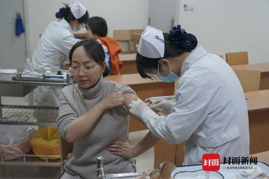 成立临时党支部集体注射防护剂大年初一四川南充20名医护人员驰援武汉