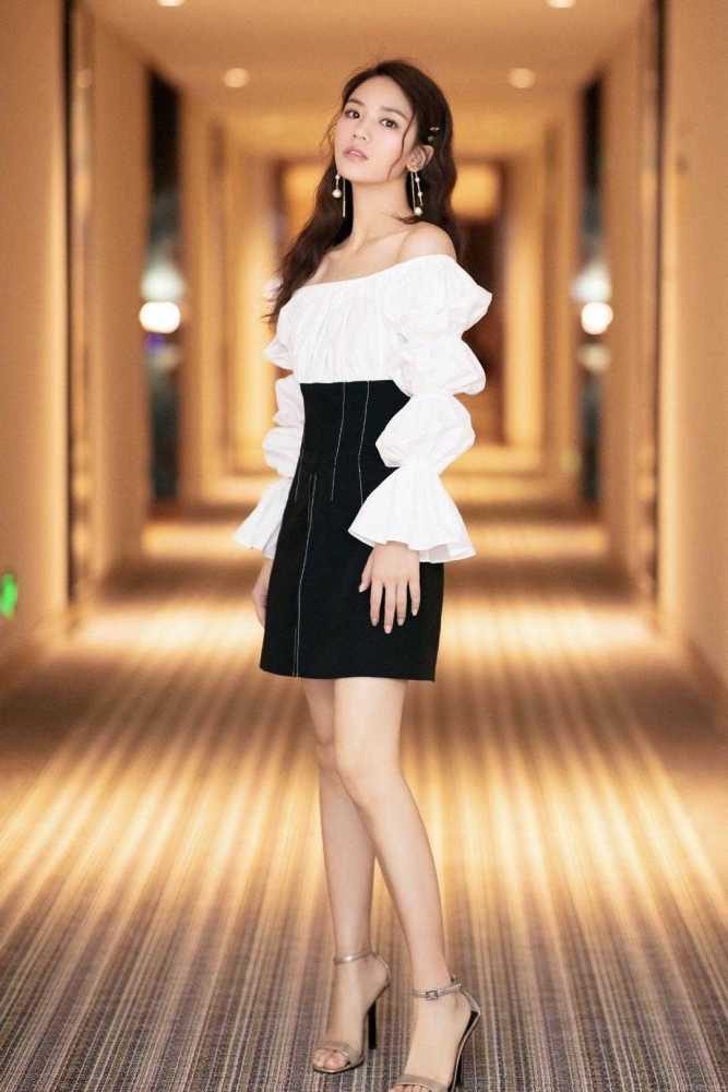 30岁黄英很有少女气质范身穿一袭浅绿蕾丝网纱衬衣高级减龄