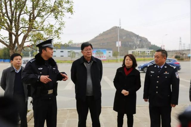 县委书记庞琨带领县四大班子到镇宁公安局慰问