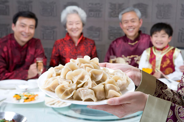 过年吃饺子是很多地方的传统,到了春节,大家都会聚在一起吃饺子,一