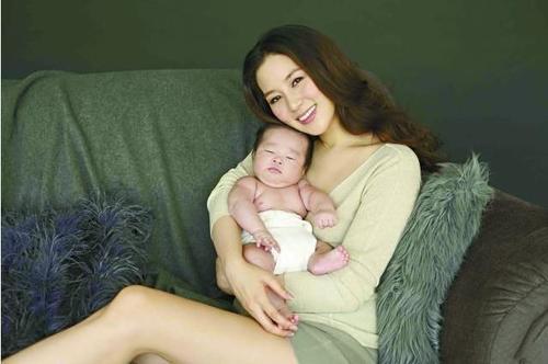 花5百万送大女儿去留学,如今大女儿坐拥千亿,小女儿却是普通人