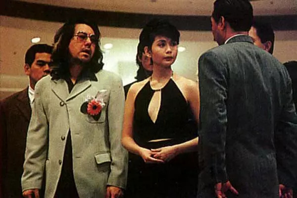 里的反派是郑浩南的扮演者司徒浩南,他也是东星五虎之一,因为铜锣湾容