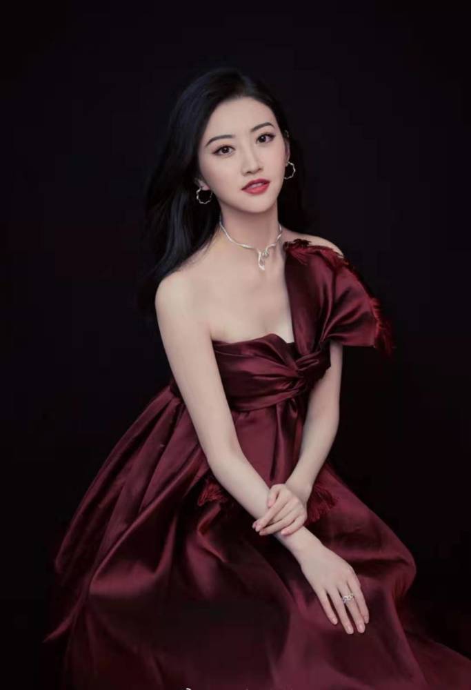 景甜真是人间富贵花酒红色丝绸礼服好贵气银质项圈很抢眼