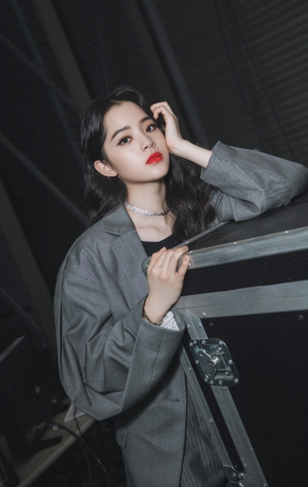 19岁的欧阳娜娜长大了,穿灰色西装配小皮鞋,御姐范儿十足!