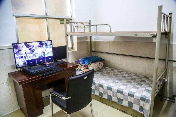 图为饲养员宿舍,床铺旁边就是长颈鹿笼舍的监控画面.