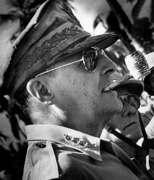 麦克阿瑟出生在一个军人世家,他的父亲阿瑟·麦克阿瑟曾是美国陆军