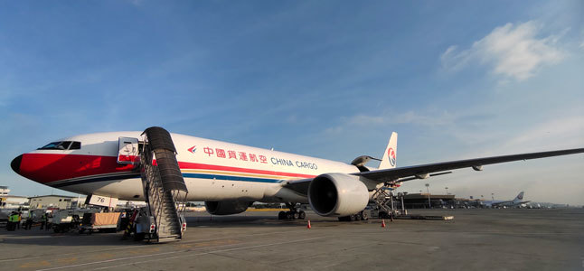 中国东方航空从菲律宾马尼拉运送防疫物资前往武汉