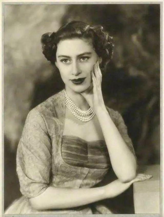 S2 英国女王的一生 看这部 王冠 就够了 腾讯新闻