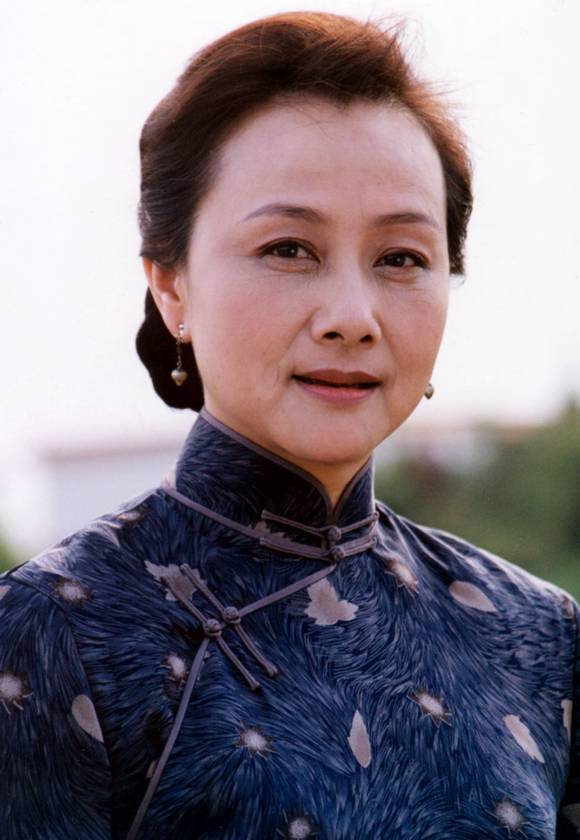 恋,排得紧密的戏约,让她比年轻时更加忙碌,成了荧幕中的"母亲专业户"