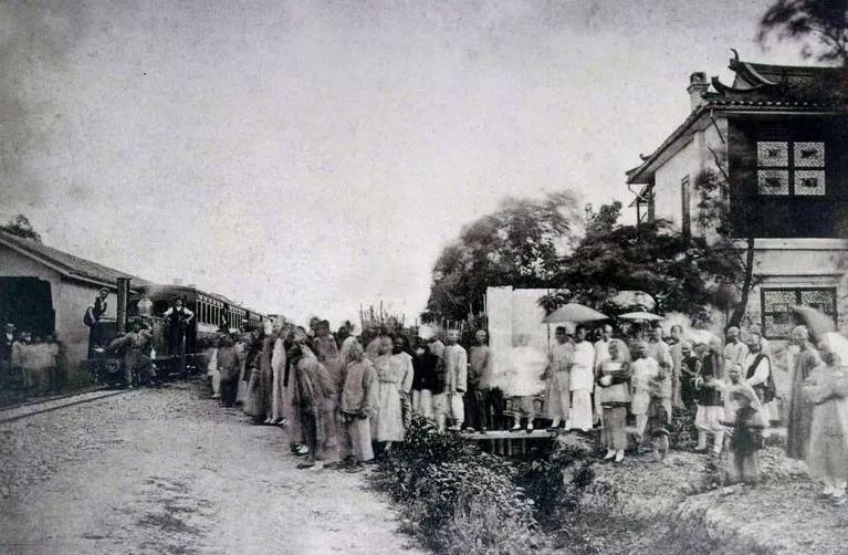 清末，围观铁路的中国人