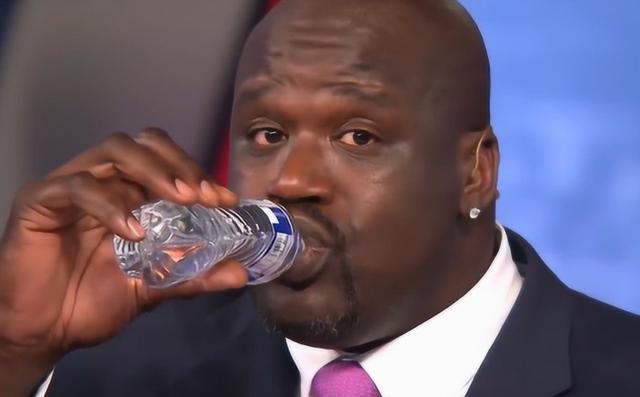 在去年篮球世界杯期间,姚明一张喝矿泉水的图片也是走红网络.