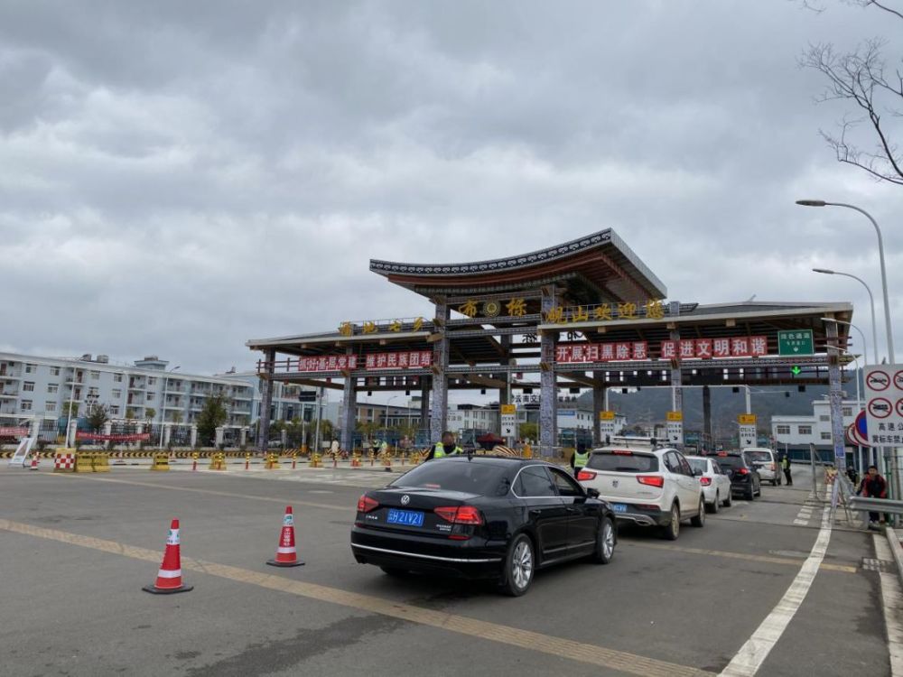 1月26日,记者来到砚山县布标收费站看到,原本四车道的收费站路口限行