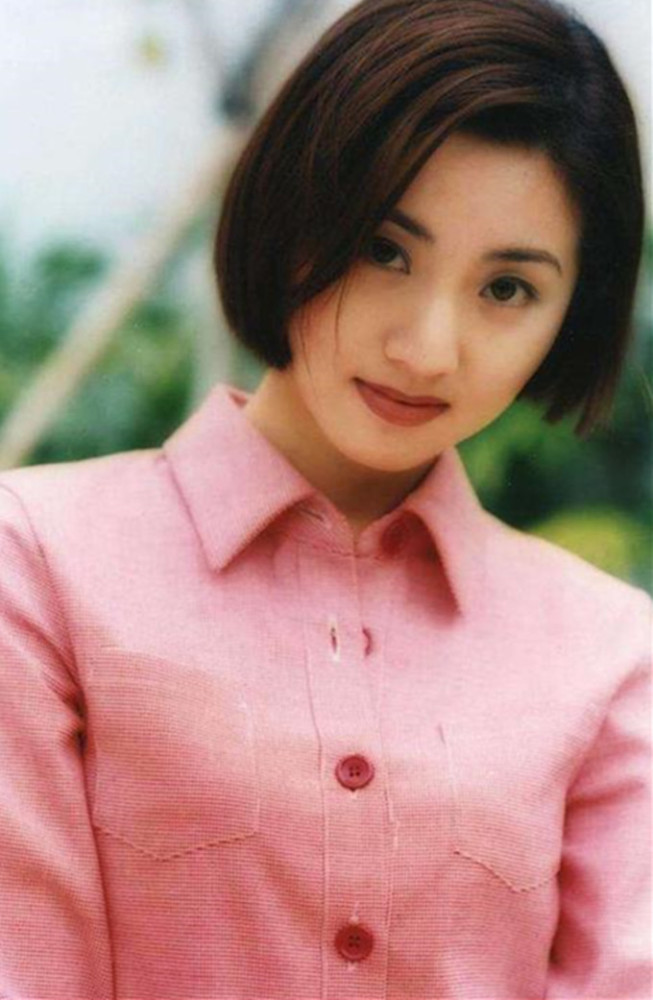 45岁张玉珊出席活动短发戴墨镜比甄子丹还霸气曾差点嫁入向家