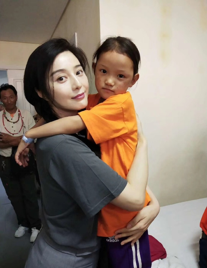 范冰冰捐款50万救援武汉,十年公益,她一直在路上_腾讯新闻