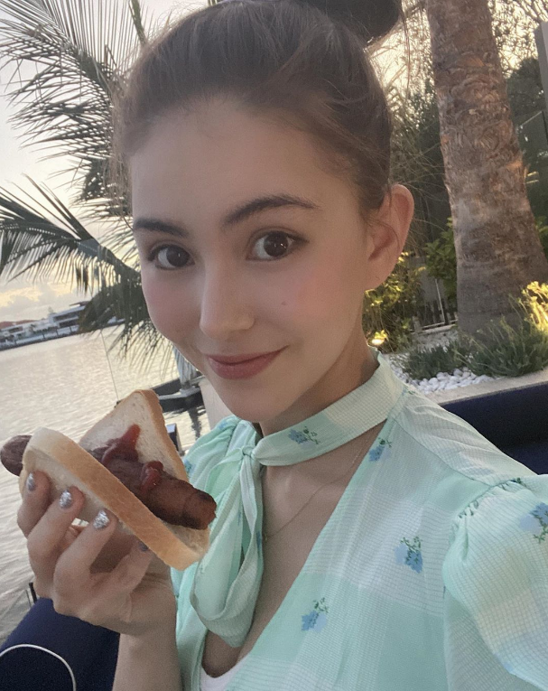 天王嫂昆凌新年首晒自拍生了两娃少女感依旧混血颜值超养眼
