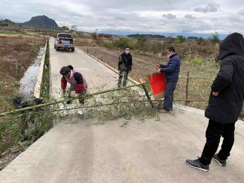 疫情当前富川群众硬核应对自发封村封路商家停业酒席取消