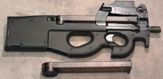 女人也能轻松突突突50发弹匣外形奇怪但好用的p90冲锋枪