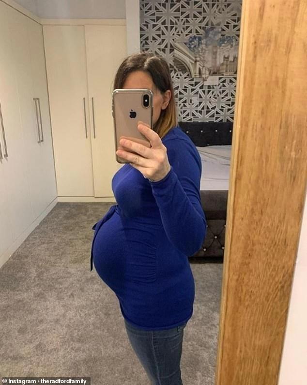 英国44岁女子将生22胎,开心晒孕肚:肚子终于凸出来了_腾讯新闻