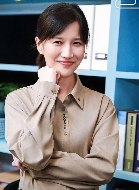 papi酱素颜穿大妈外套挡孕肚颈纹超明显网友怀的可能是儿子