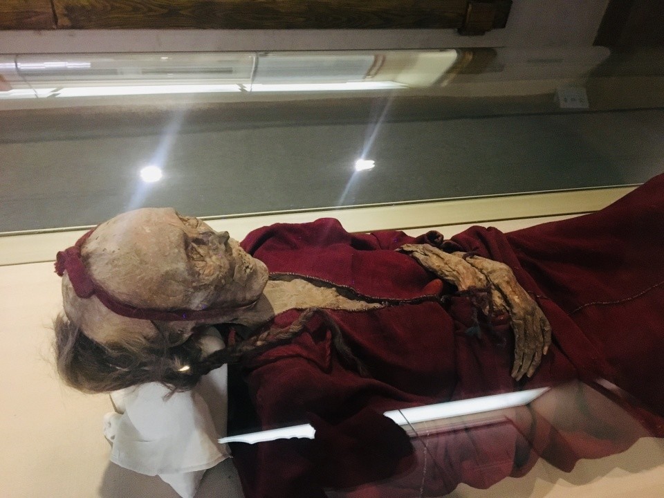去新疆博物馆看干尸有一具干尸胸很大是什么原因造成的