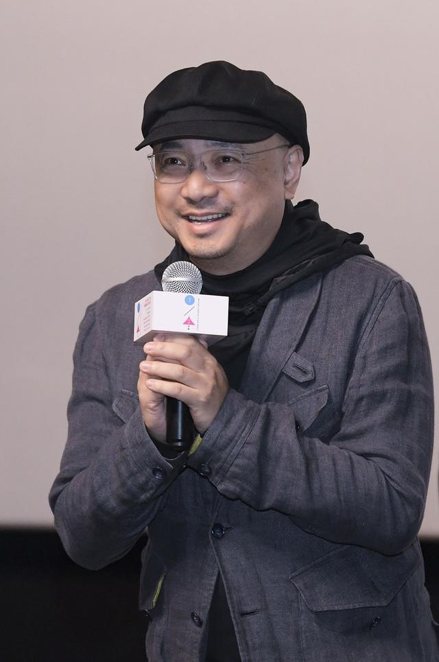 也高了,剧中的沈腾(实际上是个大哥的那个大妈),贾冰(列车员)都算梗