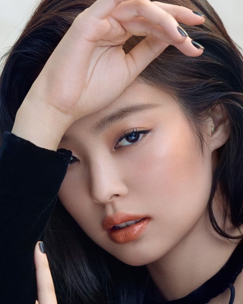 23岁"人间香奈儿"jennie,穿吊带连衣裙出镜,藏不住的火辣身材