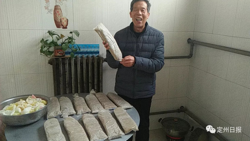 定州传统美食——丸子饼子,就是用肉汤和其他材料制作而成,这样的传统