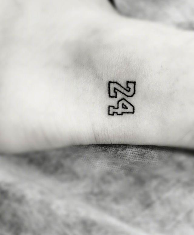 还曾在社交平台上晒出了自己的脚踝上的纹身,上面是科比的球衣号"24"