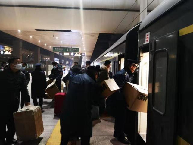 河北驰援湖北医疗队从石家庄站准点出征