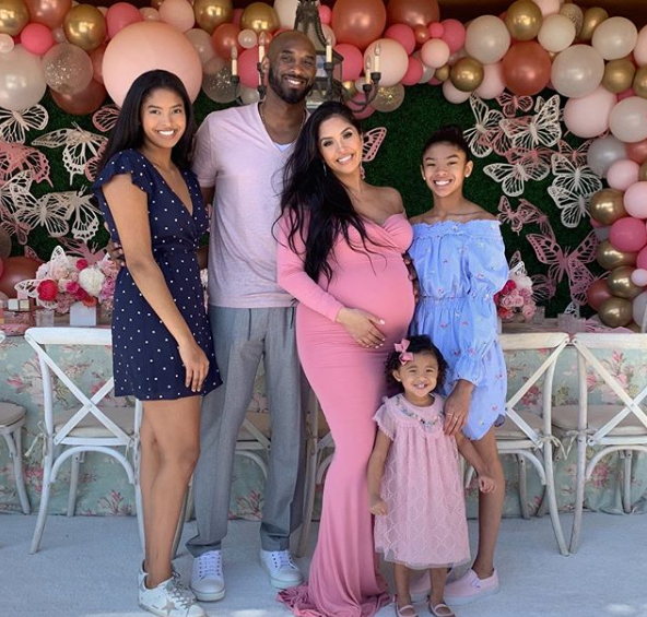 一周前,科比在社交网发文为大女儿娜塔莉亚庆生,娜塔莉亚穿着红色衣裙