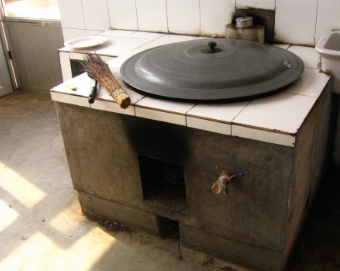 锅台上坐着两口漆黑油亮的大铁锅,锅台连着火炕