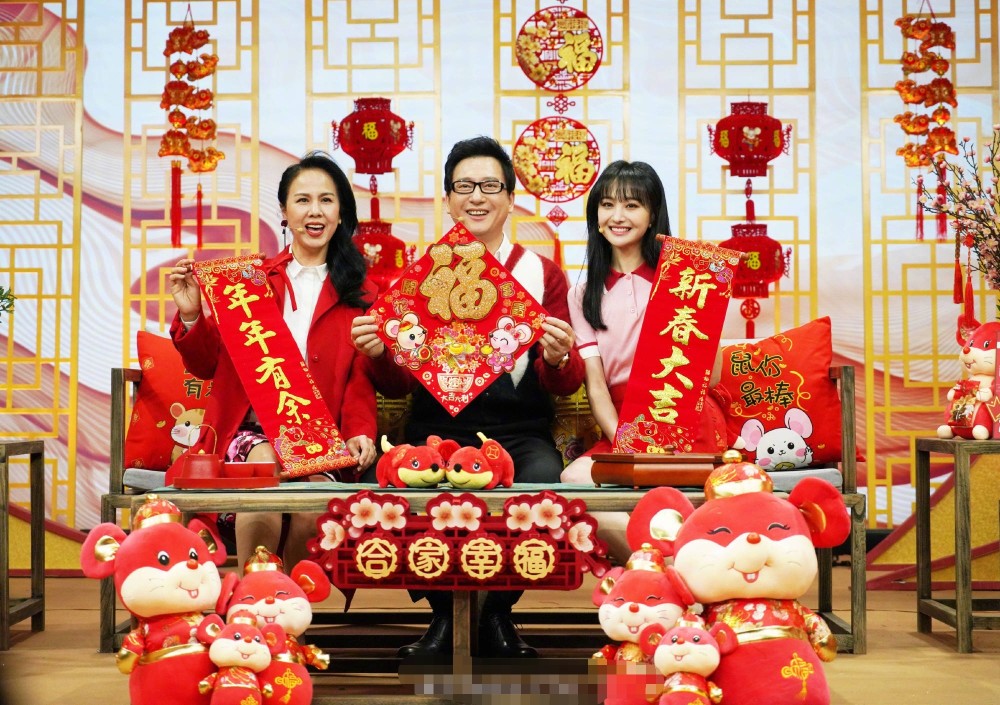 郑爽携家人登台唱歌,一家喜庆装扮太养眼,网友:郑爽可别再瘦了